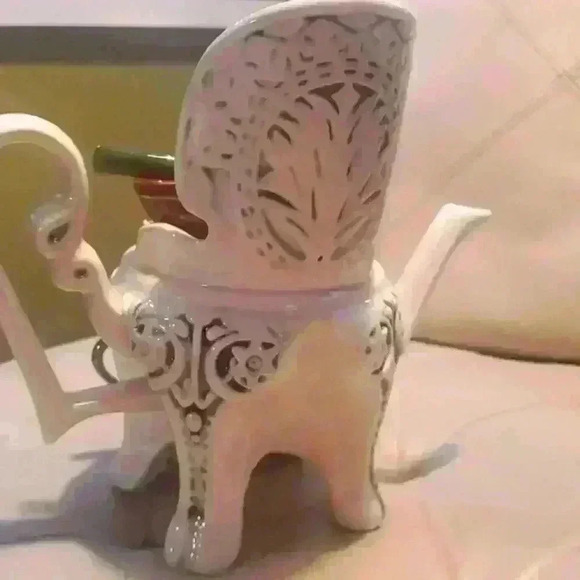 Vintage Porcelain Tea Pot - Picture 6 of 7